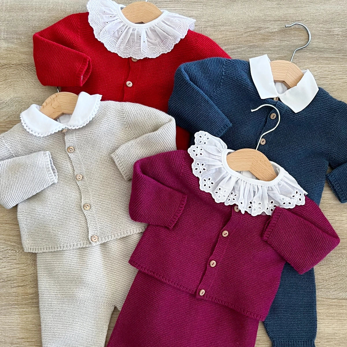 Completino neonato in misto lana – Cardigan, pantalone e cappellino