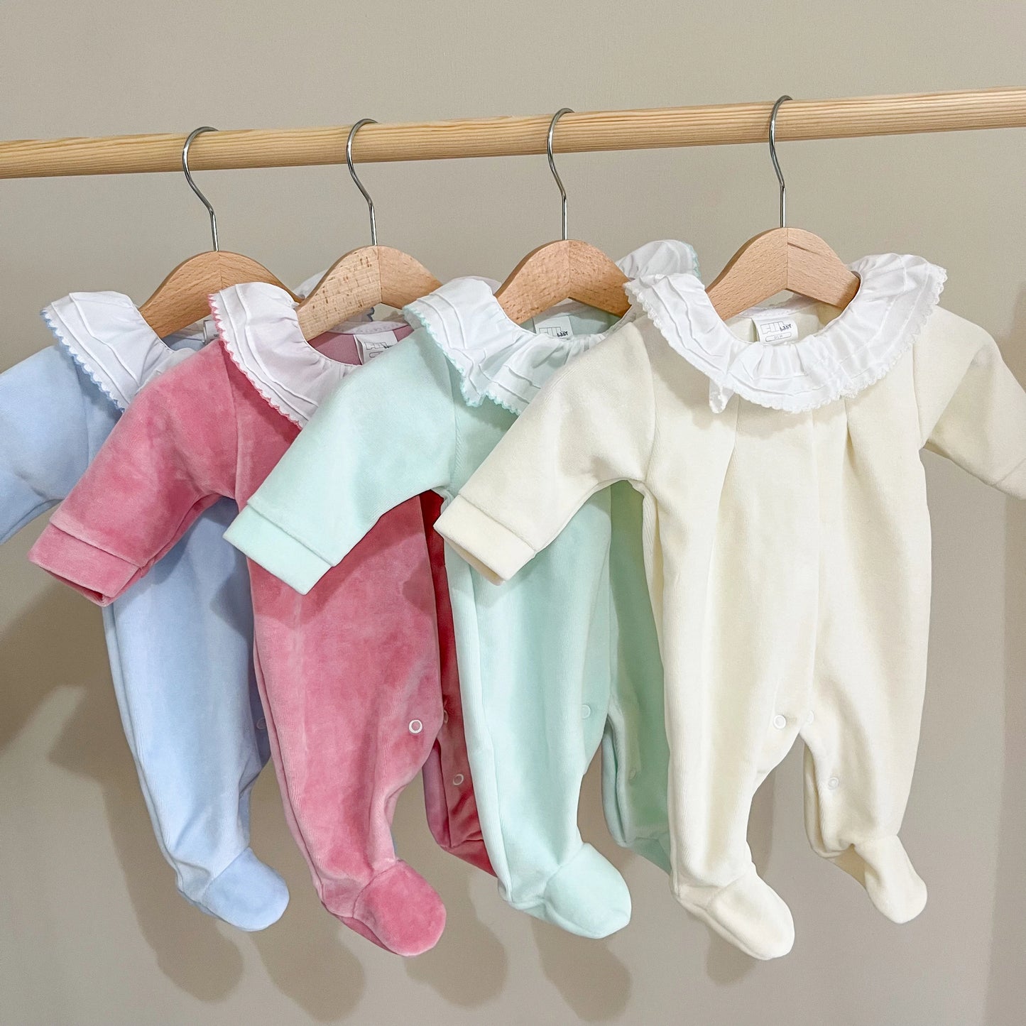 Tutina neonato in ciniglia scollo voulant